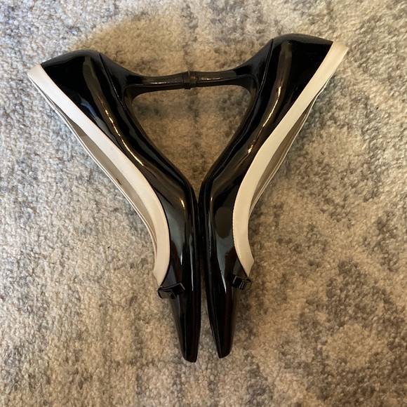 Anne Klein iFlex tuxedo inspired Heels - Picture 4 of 5